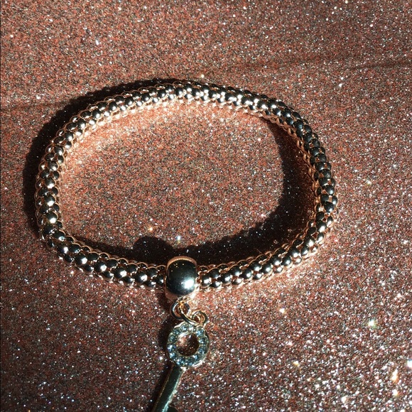 Bracelets - Picture 4 of 9